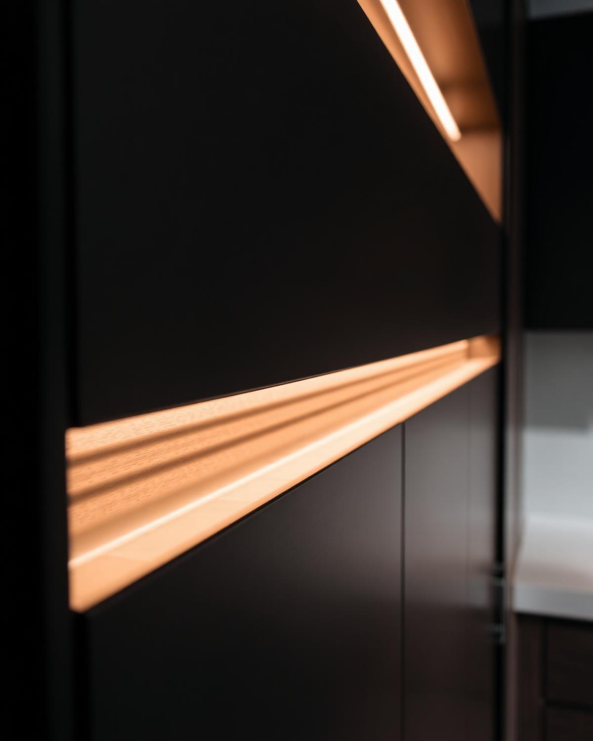 Detalle de cocina en nogal con iluminación integrada
